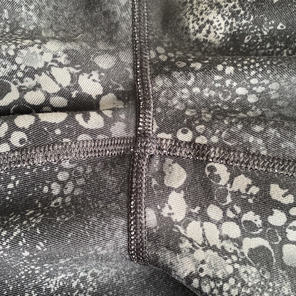 Puma - Dry Cell Workout Capri Leggings in Black & Grey - Picture 8 of 10